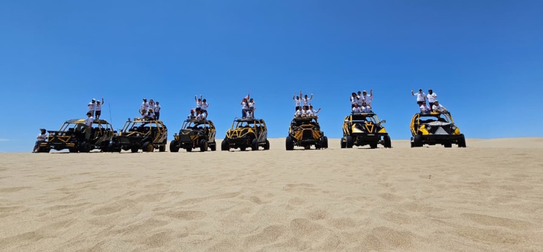 Pasajeros de LIMA DMC en la Huacachina